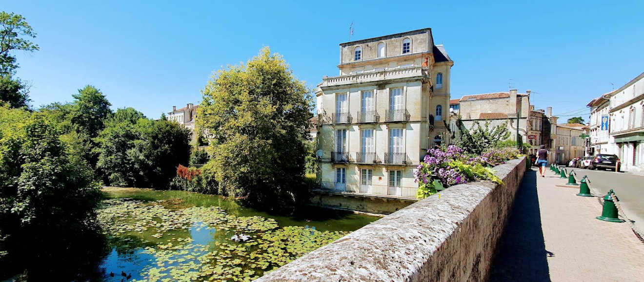 jonzac france town