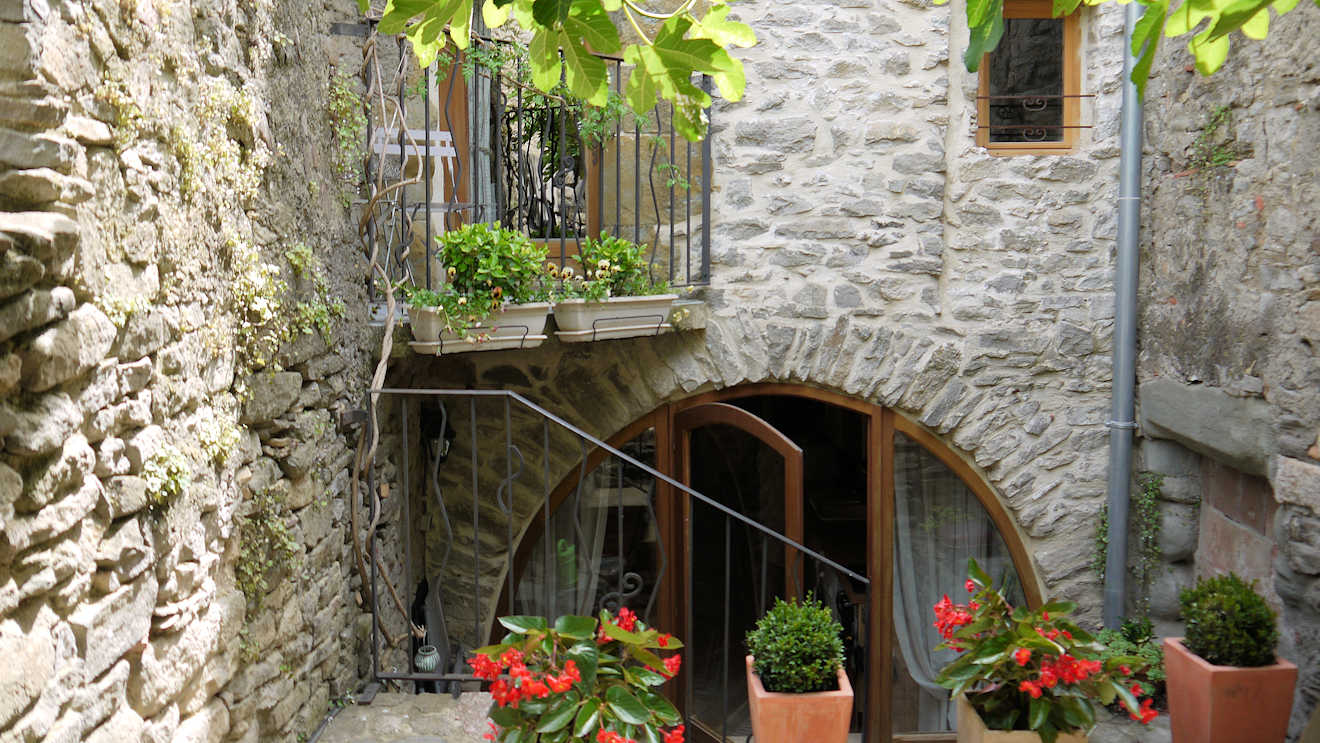 Siran Minervois 2 bed house to rent in France long term