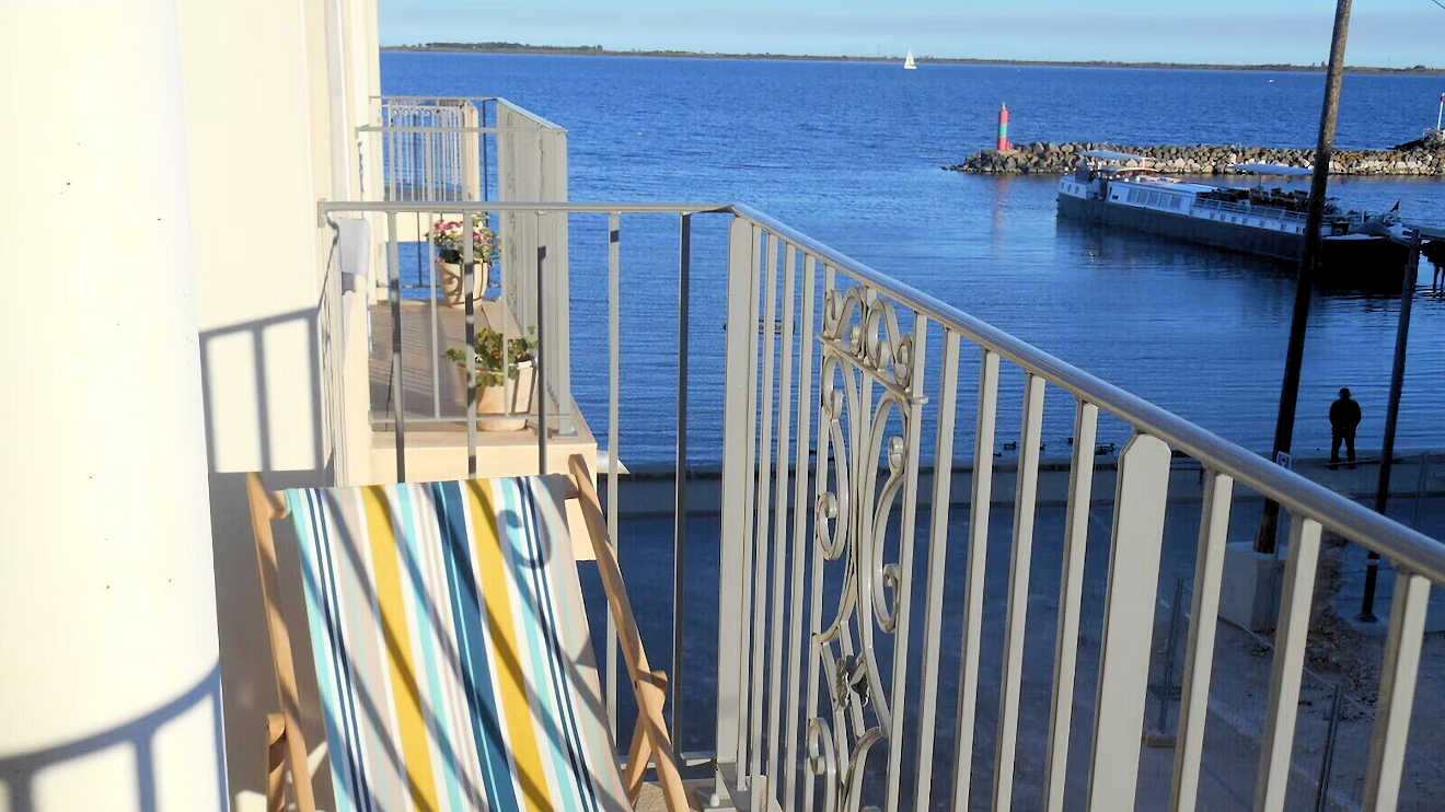 Water's Edge stylish long term rental Marseillan France