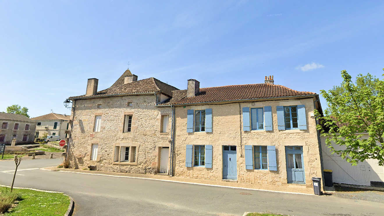 Maison aux Volets Bleus - large 5 bed house to rent in Dordogne France with pool