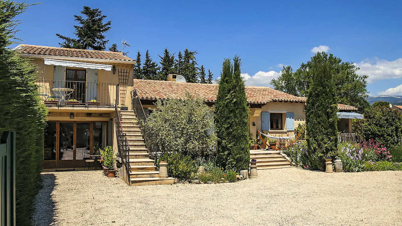 Villes-sur-Auzon long term rental apartment Provence France
