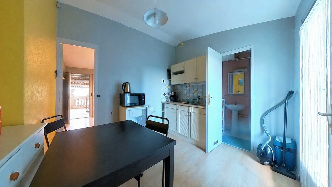 The Rooftop Hideaway - cheap 1 bed apartment for rent Beziers